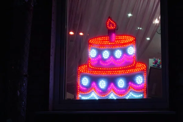 Decorazione led illuminazione torta celebrativa alla finestra — Foto Stock