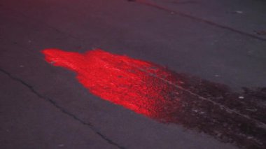 Geceleri asfalt üzerinde buz. Buzlanma çivileri yol güvenliğini sağlıyor. detay