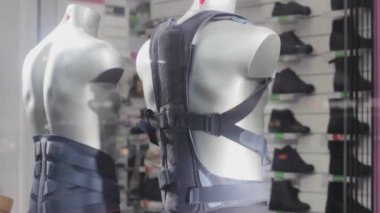 Korse, dostum. Ortopedik mağaza vitrini. Sağlık sigortası rehabilitasyon ekipmanları