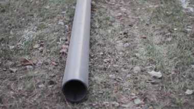 Sokaktaki boruların değiştirilmesi. Yerde yeni bir boru var. tamir perspektifi