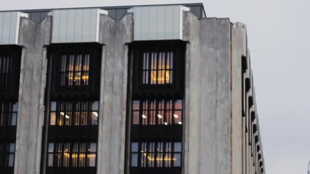 Taştan Yapılmış Ofis Binası Aydınlatılmış Ofislerle Cephe Somut Mimari — Stok video