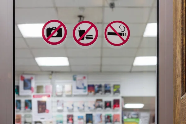 Prohibición no hay signos de foto no hay comida y no fumar. pegatinas reglas de tienda —  Fotos de Stock