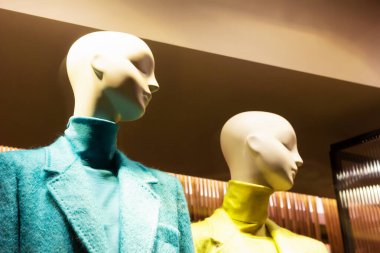 Cyan ve sarı renkli ceketli iki manken. moda tasarımı karşıtlığı