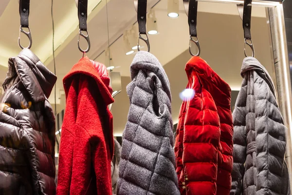 Mağaza askılarında beş kadın ceketi. Kış kıyafetleri.