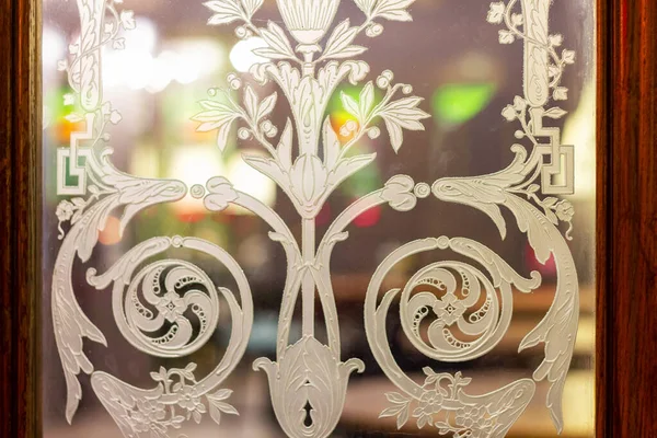 Kabartmalı cam pencere. Eski tarz. kalıp mimarisi