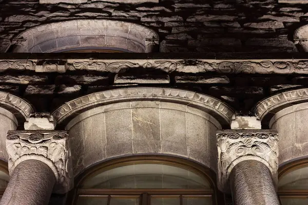 Fachada de un edificio antiguo de piedra. esculturas en la pared. textura de piedra — Foto de Stock