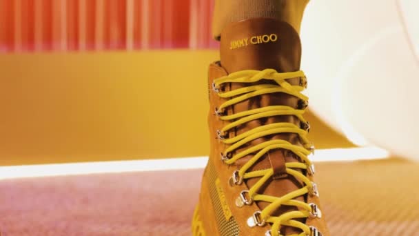 Gelbe Stiefel Mit Schnürung Jimmy Choo Mode Luxuskollektion Berühmtes Boutique — Stockvideo