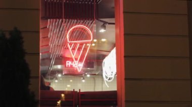 Dondurma külahı neon vitrini. Kafe penceresi. Sıralama numarası. Aydınlatıldı.