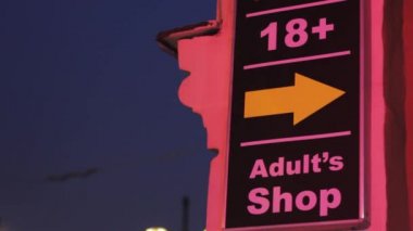 Seks dükkanını imzala. Yetişkin dükkanı. Neon ışıklı pembe harfler. Reklam..