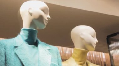 Cyan ve sarı renkli ceketli iki manken. moda tasarımı karşıtlık giysileri