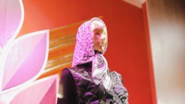 İpek atkı ve palto giymiş kadın manken. Lüks şallar.