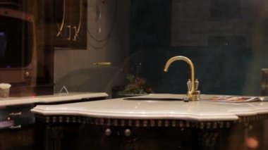 Şatafatlı altın ve ahşap mutfak. Sergi evi yaşam tarzı