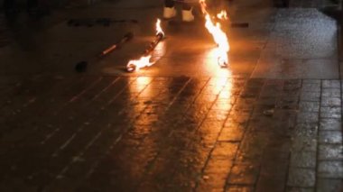 Sokak ateşi performans sanatı. Yanan metal kase sanat yansıması.