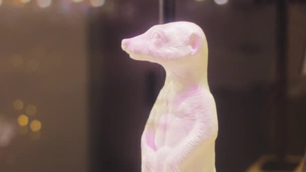 Figurine Vit Surikat Dekorativ Leksak Bokeh Bakgrunden Djur — Stockvideo
