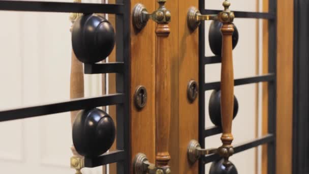 ヴィンテージドアハンドル鍵穴のある木製のドアノブゲート建築家具 — ストック動画