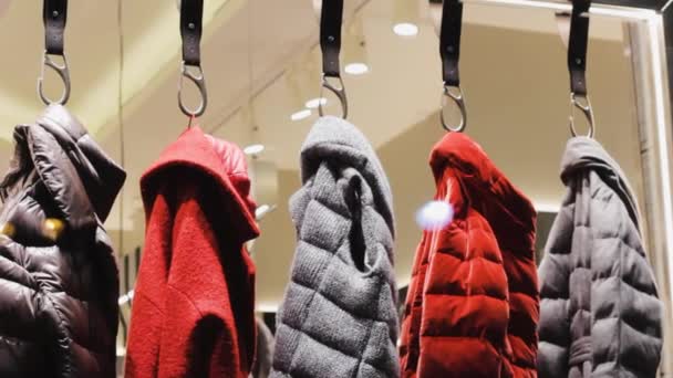 Cinco Casacos Femininos Cabides Loja Outerwear Inverno Moda Roupas Boutique — Vídeo de Stock