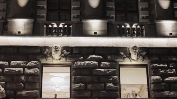 Фасад Каменного Антикварного Здания Скульптуры Стене Каменная Текстура Окна — стоковое видео