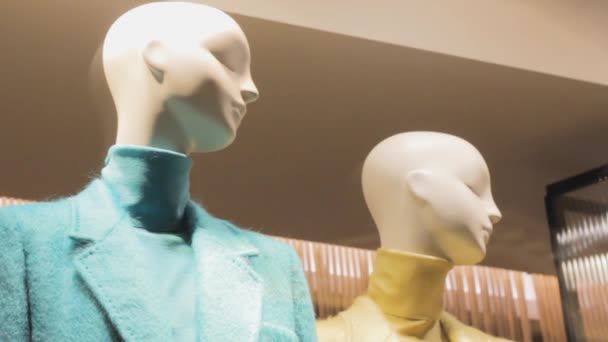 Twee Mannequins Jassen Cyaan Gele Kleuren Mode Ontwerp Contrast Kleding — Stockvideo