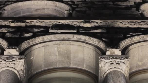Fasáda Kamenné Antické Budovy Sochy Stěně Kamenná Textura Okna — Stock video
