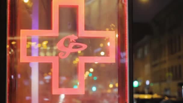 Медицинский Поперечный Неоновый Знак Змеей Аптека Иллюминированной Вывеской Первая Помощь — стоковое видео