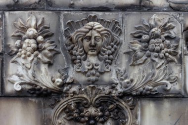 Duvarda klasik modellik var. Çiçekli ve böğürtlenli kadın. desen