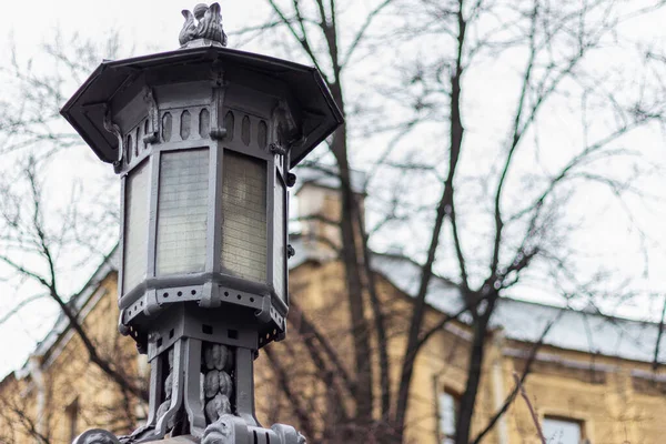 Vintage antik utcai lámpa. történelmi lámpaoszlopok építészete — Stock Fotó