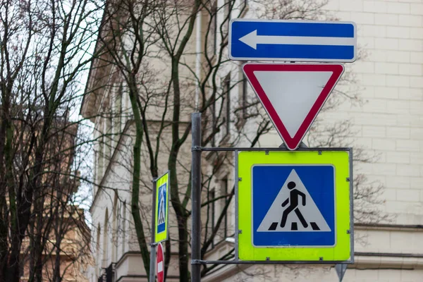 Znaki drogowe ustępują pieszo. sposób transportu uwagi — Zdjęcie stockowe