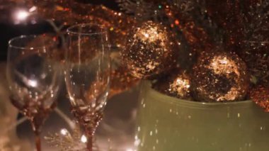 Şampanya bardakları ve Noel oyuncakları. Yeni yılı kutlamak için romantik hazırlık.