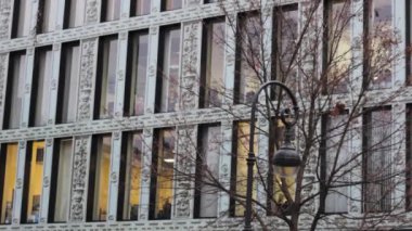 Ofis binası cephesi ve fener. Büyük pencereler. Modern şirket mimarisi.