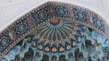 Cami desenine giriş. Arabesk cephesi geleneksel mozaik. mimari