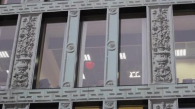 Ofis penceresinde balon kalp. Ofis işimi seviyorum. profesyonel sıkı çalışma