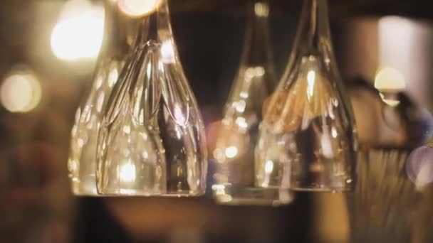 Óculos Bar Contador Bokeh Fundo Interior Luzes Coquetel Vida Noturna — Vídeo de Stock