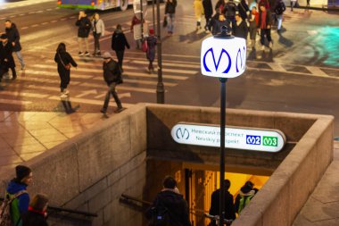 St. Petersburg metrosunun girişi. Nevsky Bulvarı. Metro işareti.