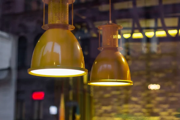 Gele lampen in het interieur van het café. decoratieve verlichting stijl — Stockfoto