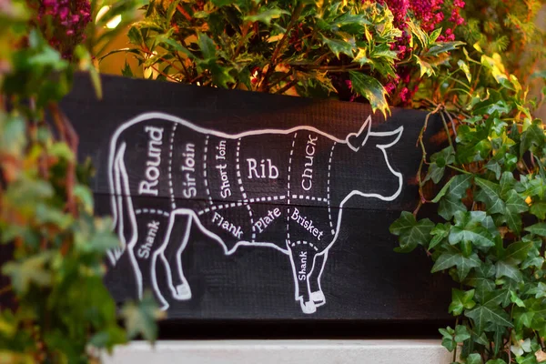 Bir boğanın biftek parçaları. Restoran barbekü ızgarası vitrin mutfağı.