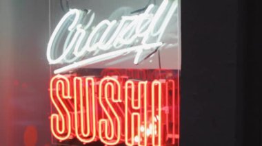 Neon suşi balığı reklamı tabelası. restoran pencere ışığı tasarım çubuğu