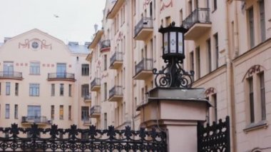 Antik avlu mimarisi. Klasik lamba ve işlenmiş demir çit tarihi