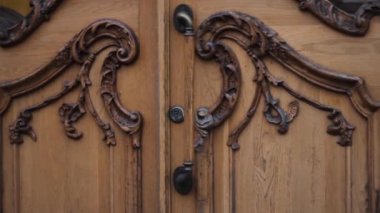 Ahşap levrek desenli eski bir kapı kolu. Klasik dekorasyon kahverengi tasarım