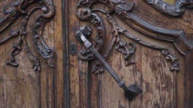 Ahşap levrek desenli eski bir kapı kolu. Klasik dekorasyon kahverengi tasarım