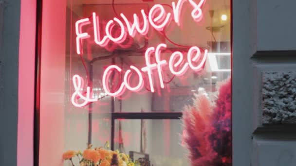Leuchtreklame Blumen Und Kaffee Romantische Blumengeschenke Plakatwand Für Naturliebe — Stockvideo
