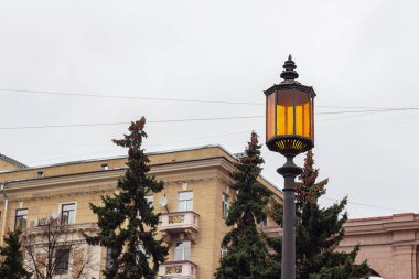 turuncu sütun fener direği mimarisi. Retro vintage sütun binası