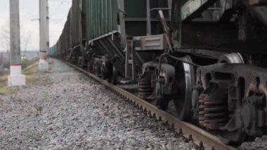 Yük treni perspektifi. iş kargo demiryolu taşımacılığı