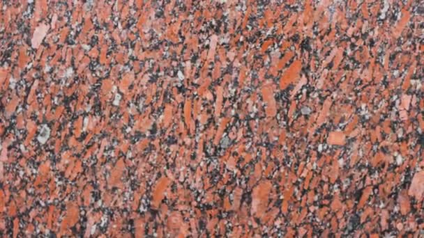 Textur roter Granitplatten. Natursteinmuster. dekorative geologische Oberfläche — Stockvideo