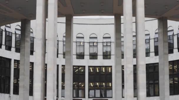 Architektur rund um das Gebäude. Säulengeometrie. futuristisches Designfenster — Stockvideo