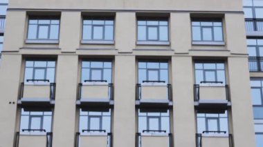 Geometri pencereleri mimarisi. iş merkezi cam tasarım karesi