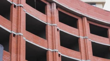 Yüksek katlı tuğla bina. Yapı geliştirme alanı.