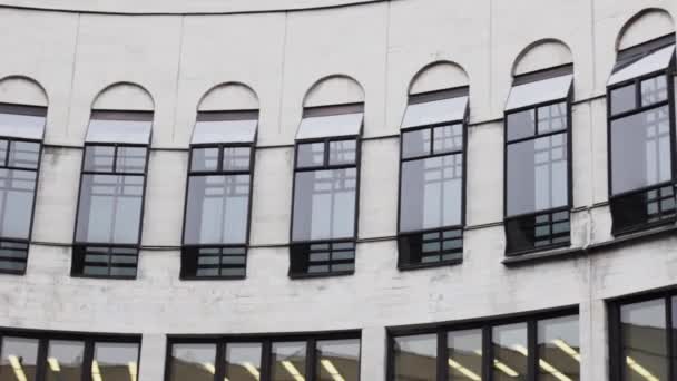 Architektur Fenster Geometrie Konstruktion. Geschäftszentrum mit futuristischer Fassade — Stockvideo