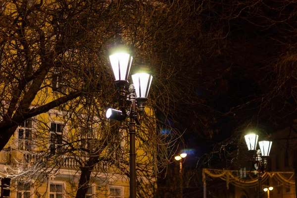 Lâmpada de rua noite no escuro. poste de luz vintage na vida noturna ao ar livre — Fotografia de Stock