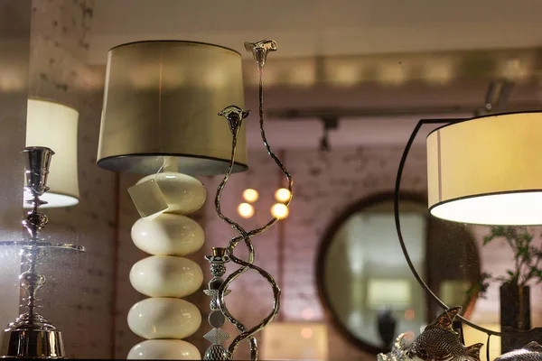 Vitrine da loja da lâmpada de mesa. home ideia decoração interior  . — Fotografia de Stock