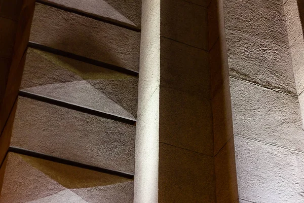 Textura de piedra gris. fachada del edificio por la noche. estructura de fondos textura — Foto de Stock